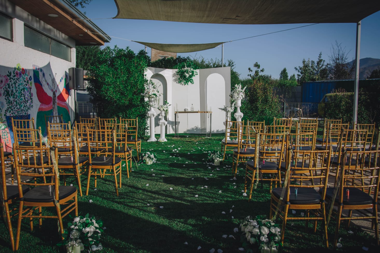 Sillas Chiavari doradas montadas en ceremonia real de matrimonio