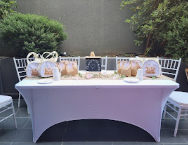 Mesa de dulces para bautizo con sillas Chiavari blancas